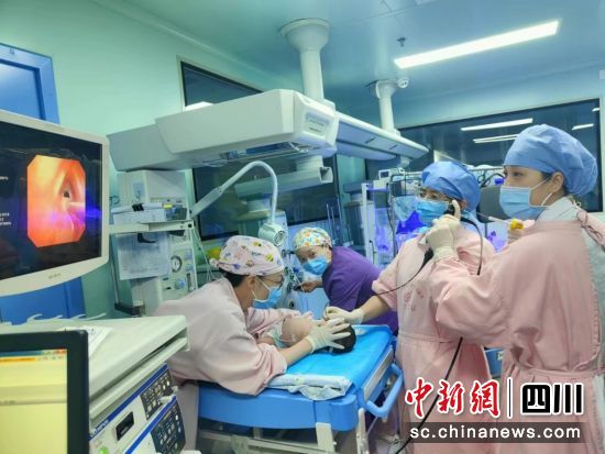 成婦兒呼吸內(nèi)科纖支鏡團隊為小新行支氣管鏡檢查及治療。成婦兒供圖 成婦兒呼吸內(nèi)科纖支鏡團隊為小新行支氣管鏡檢查及治療。成婦兒供圖