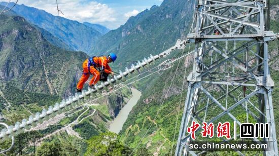 應急搶修人員正在500千伏西錦三線50號塔開展驗收作業。李威 攝 應急搶修人員正在500千伏西錦三線50號塔開展驗收作業。李威 攝