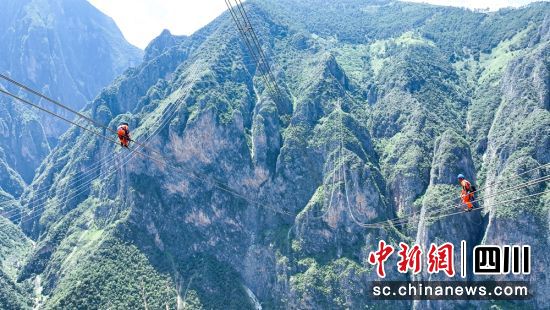 應急搶修人員正在500千伏西錦三線49號至50號塔跨雅礱江區段開展走線驗收工作。李威 攝 應急搶修人員正在500千伏西錦三線49號至50號塔跨雅礱江區段開展走線驗收工作。李威 攝