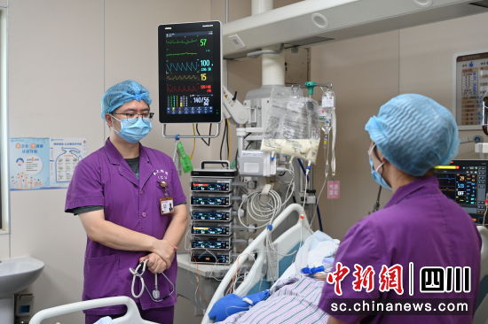 圖為四川省成都大學臨床醫學院、附屬醫院重癥醫學中心副主任醫師唐進在查房。 記者 安源 攝 圖為四川省成都大學臨床醫學院、附屬醫院重癥醫學中心副主任醫師唐進在查房。 記者 安源 攝