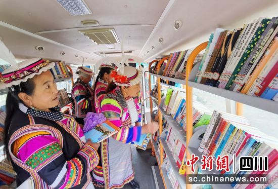 流動圖書車開進村寨。 平武縣委宣傳部供圖 流動圖書車開進村寨。 平武縣委宣傳部供圖