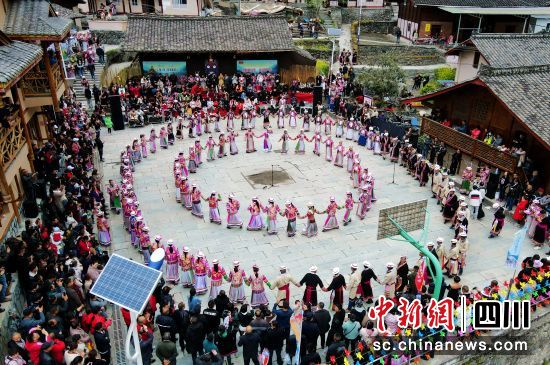 白馬藏族群眾跳圓圓舞。 平武縣委宣傳部供圖 白馬藏族群眾跳圓圓舞。 平武縣委宣傳部供圖