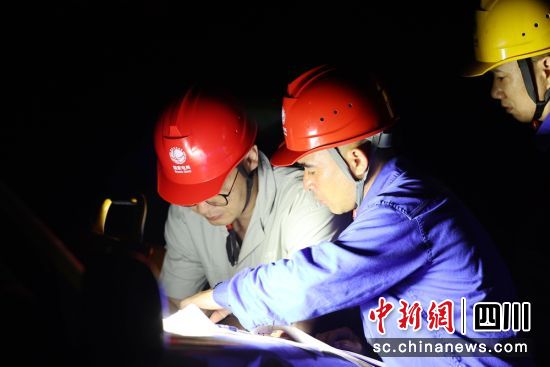 現場研討搶修方案。眉山供電供圖 現場研討搶修方案。眉山供電供圖