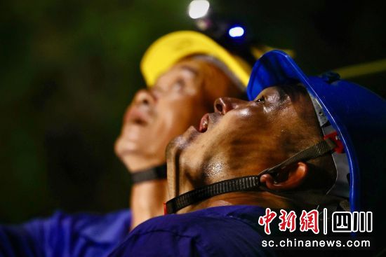 正在緊張進行搶修作業的電力搶險人員。眉山供電供圖 正在緊張進行搶修作業的電力搶險人員。眉山供電供圖