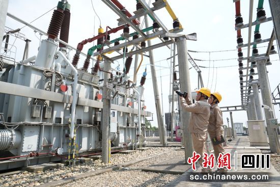220千伏福盛變電站內運維人員正對1號主變套管開展特殊巡視及紅外測溫。牟雯雯 攝 220千伏福盛變電站內運維人員正對1號主變套管開展特殊巡視及紅外測溫。牟雯雯 攝