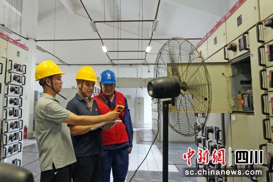 工作人員在酒店開展用電檢查。茍華彬 攝 工作人員在酒店開展用電檢查。茍華彬 攝