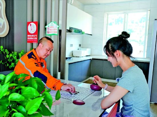 余敏在工會(huì)驛站下棋小憩 記者鄧孝禹攝 余敏在工會(huì)驛站下棋小憩 記者鄧孝禹攝
