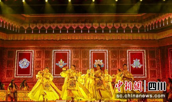 《嶺·格薩爾王》音樂劇演出現(xiàn)場(chǎng)。洛絨尼瑪 攝 《嶺·格薩爾王》音樂劇演出現(xiàn)場(chǎng)。洛絨尼瑪 攝