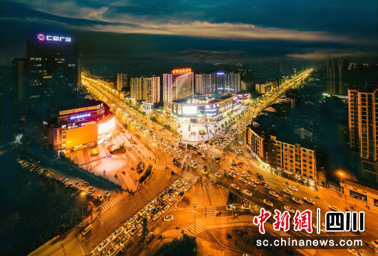 南充不夜城。陳靜 攝 南充不夜城。陳靜 攝