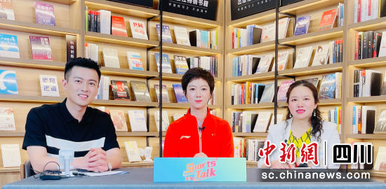 牛劍鋒和主持人及嘉賓在新網(wǎng)銀行直播間。新網(wǎng)銀行供圖 牛劍鋒和主持人及嘉賓在新網(wǎng)銀行直播間。新網(wǎng)銀行供圖