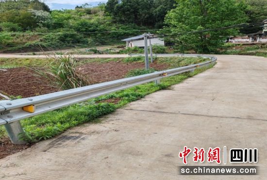 安裝防護(hù)欄的農(nóng)村道路。 溫炎 攝 安裝防護(hù)欄的農(nóng)村道路。 溫炎 攝