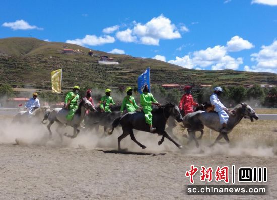 賽馬會現場。壤塘縣委宣傳部供圖 賽馬會現場。壤塘縣委宣傳部供圖