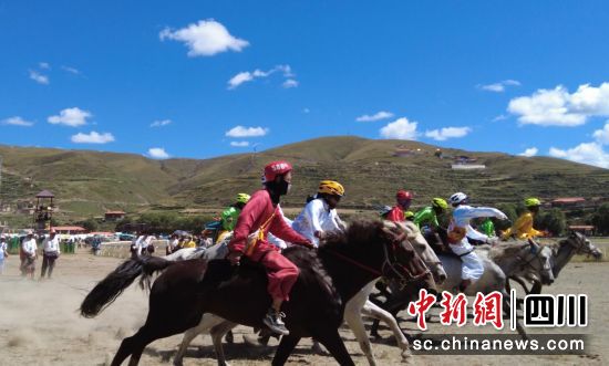 賽馬會現場。壤塘縣委宣傳部供圖 賽馬會現場。壤塘縣委宣傳部供圖