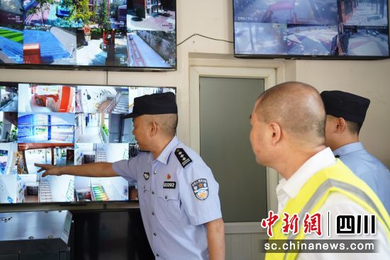 綿陽科新公安護航開學季安全。 綿陽科新公安供圖 綿陽科新公安護航開學季安全。 綿陽科新公安供圖
