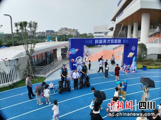 巡邏機器狗配合巡邏民警開展“靜態(tài)駐勤、動態(tài)巡邏”工作。 綿陽科新公安供圖 巡邏機器狗配合巡邏民警開展“靜態(tài)駐勤、動態(tài)巡邏”工作。 綿陽科新公安供圖