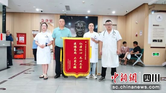 贈送錦旗。邛崍市委統(tǒng)戰(zhàn)部 供圖 贈送錦旗。邛崍市委統(tǒng)戰(zhàn)部 供圖