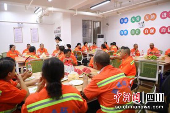 慰問活動現(xiàn)場。雨城融媒 供圖 慰問活動現(xiàn)場。雨城融媒 供圖