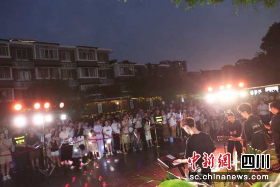 熱鬧的活動現場。陳靜 攝 熱鬧的活動現場。陳靜 攝