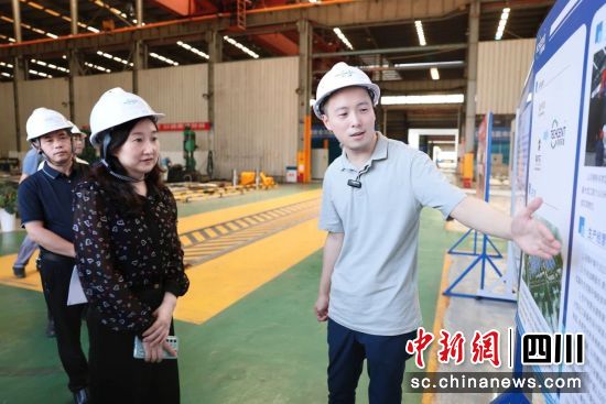 調研組在企業走訪調研。成都市經信局市新經濟委 供圖 調研組在企業走訪調研。成都市經信局市新經濟委 供圖