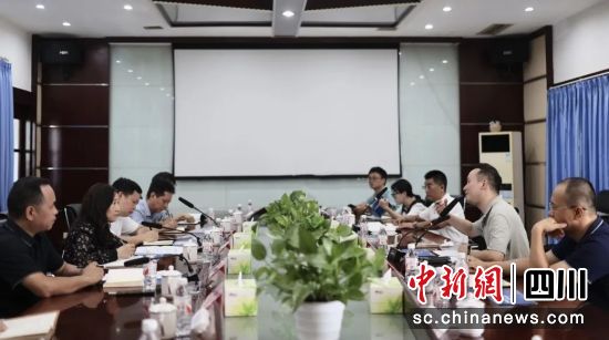 與企業面對面交流解決問題。成都市經信局市新經濟委 供圖 與企業面對面交流解決問題。成都市經信局市新經濟委 供圖