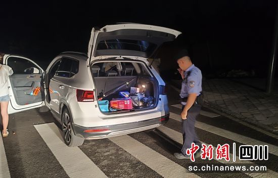 夜間巡查。自貢高新公安 供圖 夜間巡查。自貢高新公安 供圖