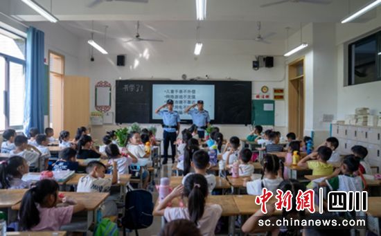 “開(kāi)學(xué)第一課”。富順警方 供圖 “開(kāi)學(xué)第一課”。富順警方 供圖