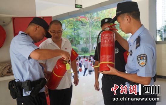 消防安全檢查。富順警方 供圖 消防安全檢查。富順警方 供圖