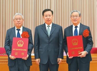 9月10日,全省科技大會(huì)在成都舉行。省委書(shū)記、省人大常委會(huì)主任王曉暉為省科學(xué)技術(shù)杰出貢獻(xiàn)獎(jiǎng)獲得者杜祥琬、李安民頒發(fā)證書(shū)。四川日?qǐng)?bào)全媒體記者 歐陽(yáng)杰 攝 9月10日,全省科技大會(huì)在成都舉行。省委書(shū)記、省人大常委會(huì)主任王曉暉為省科學(xué)技術(shù)杰出貢獻(xiàn)獎(jiǎng)獲得者杜祥琬、李安民頒發(fā)證書(shū)。四川日?qǐng)?bào)全媒體記者 歐陽(yáng)杰 攝