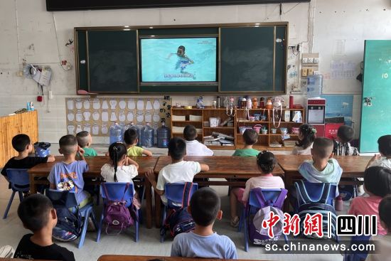 教室里孩子們正在觀看防溺水安全課視頻。瀘州應急供圖 教室里孩子們正在觀看防溺水安全課視頻。瀘州應急供圖