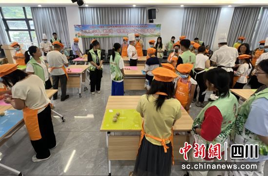 制作月餅迎中秋。石棉融媒 供圖 制作月餅迎中秋。石棉融媒 供圖