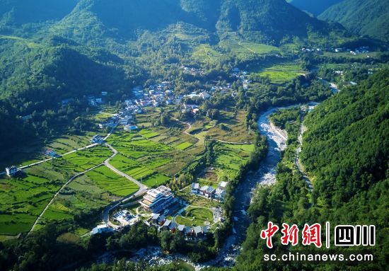 滿目青綠的美麗鄉(xiāng)村。 胡宇 攝 滿目青綠的美麗鄉(xiāng)村。 胡宇 攝