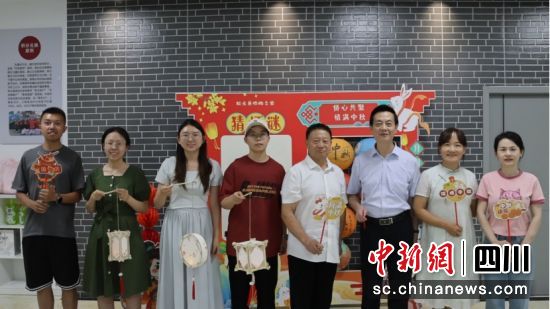 敘永縣僑聯開展“僑聚中秋共團圓,喜迎國慶話發展”主題活動 。敘永縣委統戰部供圖 敘永縣僑聯開展“僑聚中秋共團圓,喜迎國慶話發展”主題活動 。敘永縣委統戰部供圖