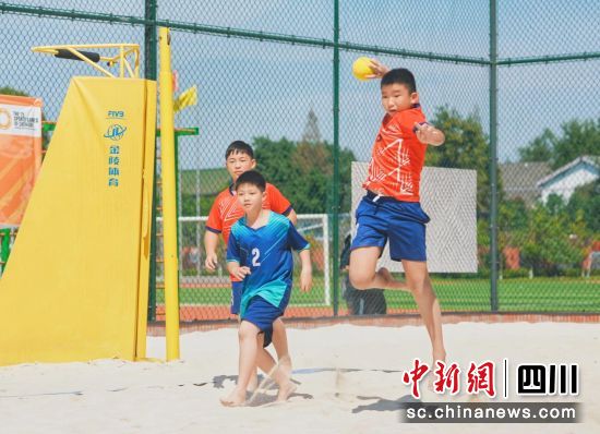 成都市運會沙灘手球賽事近日落幕。 成都市體育局供圖 成都市運會沙灘手球賽事近日落幕。 成都市體育局供圖