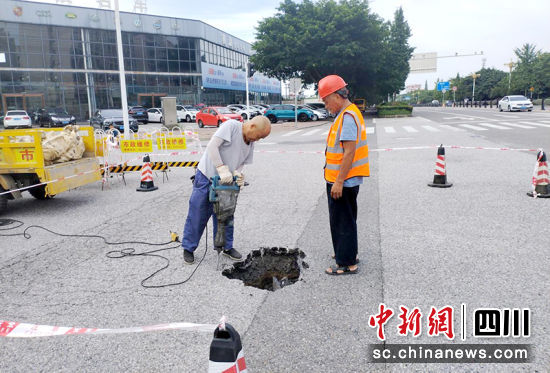工作人員正在進行路面修復。 綿竹市融媒體中心供圖 工作人員正在進行路面修復。 綿竹市融媒體中心供圖