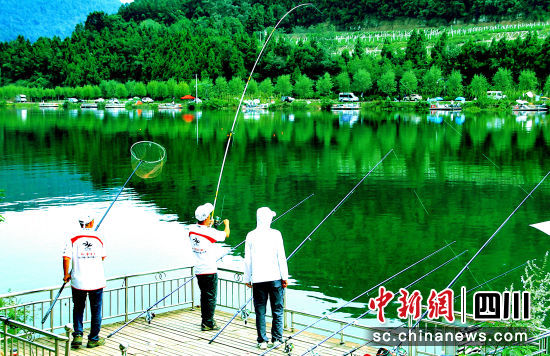 歷屆釣魚大賽現場照片(資料圖片)。南部縣委宣傳部供圖 歷屆釣魚大賽現場照片(資料圖片)。南部縣委宣傳部供圖