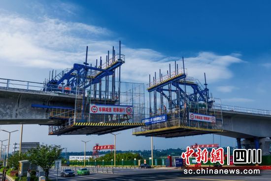 建設中的成眉S5線一橋梁即將合龍。成都軌道集團供圖 建設中的成眉S5線一橋梁即將合龍。成都軌道集團供圖