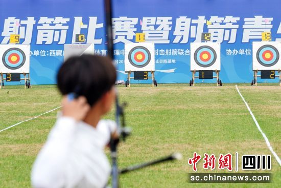 訓(xùn)練基地內(nèi)運(yùn)動(dòng)員正在進(jìn)行對(duì)抗賽。翁光建 攝 訓(xùn)練基地內(nèi)運(yùn)動(dòng)員正在進(jìn)行對(duì)抗賽。翁光建 攝