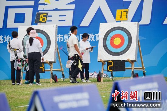 對(duì)抗賽賽場(chǎng)上工作人員統(tǒng)計(jì)選手分?jǐn)?shù)。翁光建 攝 對(duì)抗賽賽場(chǎng)上工作人員統(tǒng)計(jì)選手分?jǐn)?shù)。翁光建 攝