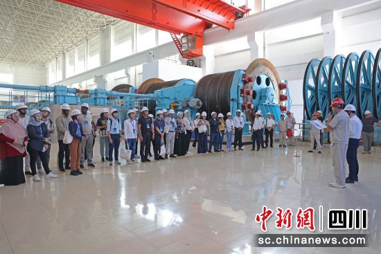 參觀升船機。袁玉嬌 攝 參觀升船機。袁玉嬌 攝