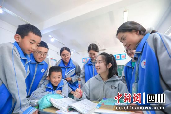 楊文靜課下與學(xué)生交流。小金縣委宣傳部供圖 楊文靜課下與學(xué)生交流。小金縣委宣傳部供圖