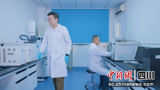 團隊正在進行血液乙醇分析。西南醫科大學供圖 團隊正在進行血液乙醇分析。西南醫科大學供圖