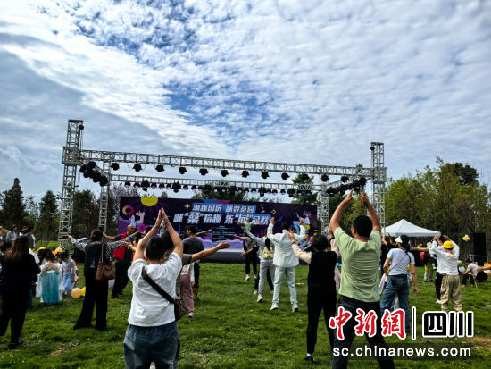 活動(dòng)現(xiàn)場(chǎng)。邛崍市委統(tǒng)戰(zhàn)部供圖 活動(dòng)現(xiàn)場(chǎng)。邛崍市委統(tǒng)戰(zhàn)部供圖