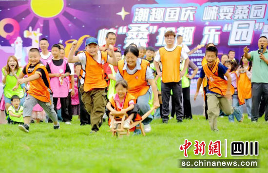 活動(dòng)現(xiàn)場(chǎng)。邛崍市委統(tǒng)戰(zhàn)部供圖 活動(dòng)現(xiàn)場(chǎng)。邛崍市委統(tǒng)戰(zhàn)部供圖