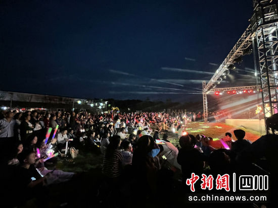 活動(dòng)現(xiàn)場(chǎng)。邛崍市委統(tǒng)戰(zhàn)部供圖 活動(dòng)現(xiàn)場(chǎng)。邛崍市委統(tǒng)戰(zhàn)部供圖