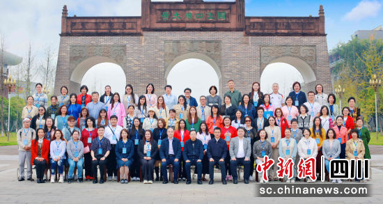 研習班師生留影。四川海外聯誼會供圖 研習班師生留影。四川海外聯誼會供圖
