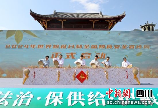 將谷物倒入豐收倉。 筠連縣融媒體中心 供圖 將谷物倒入豐收倉。 筠連縣融媒體中心 供圖