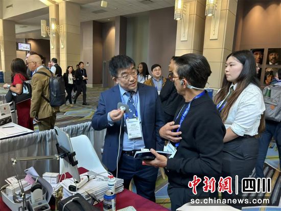 宋海波在展示區(qū)域與美國學者交流互動。劉昊天 攝 宋海波在展示區(qū)域與美國學者交流互動。劉昊天 攝