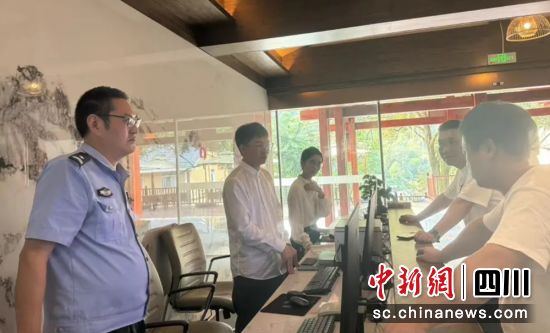 走訪重點場所。雨城融媒 供圖 走訪重點場所。雨城融媒 供圖