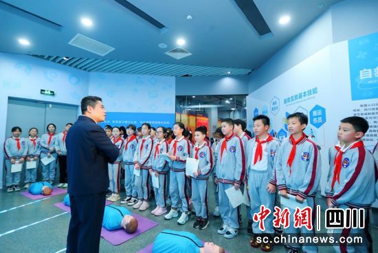 學生們正在上心肺復蘇體驗課。四川應急供圖 學生們正在上心肺復蘇體驗課。四川應急供圖