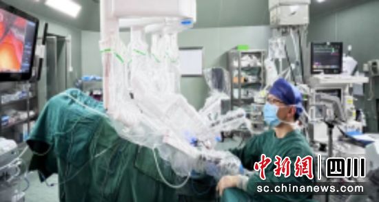 醫生正在給老人治療。 喬超 攝 醫生正在給老人治療。 喬超 攝